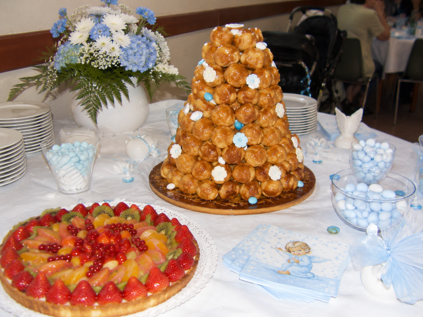 Table de desserts pour un bapt&ecirc;me
